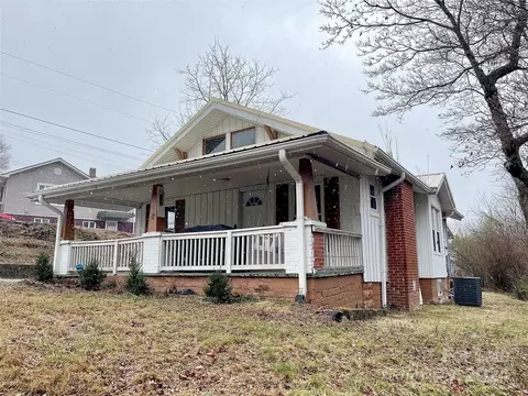 54 English St, Spruce Pine, NC 28777