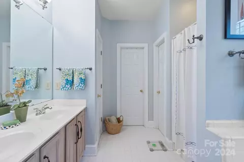 Bath - 528 Ashby Dr, Davidson, NC 28036 photo 2 of 4