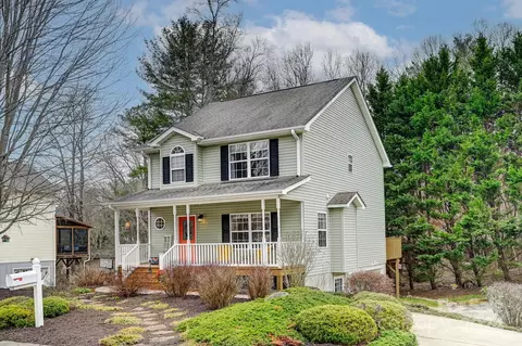 18 Attaberry Ct, Asheville, NC 28805