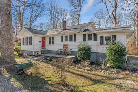 810 Maybank Dr, Hendersonville, NC 28739
