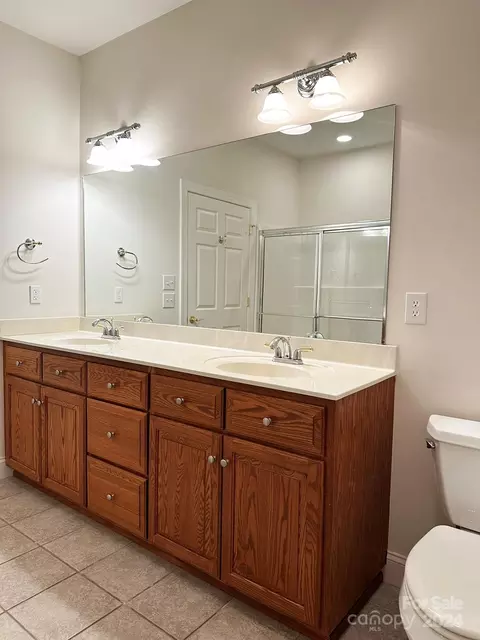 Bath - 805 3rd Ne St NE, Conover, NC 28613 photo 2 of 6