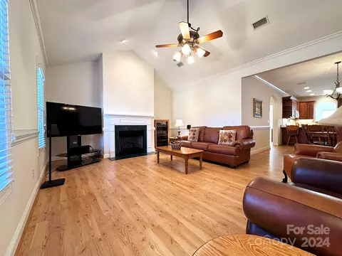 Living - 805 3rd Ne St NE, Conover, NC 28613 photo 3 of 6