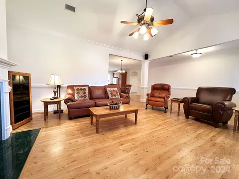 Living - 805 3rd Ne St NE, Conover, NC 28613 photo 4 of 6