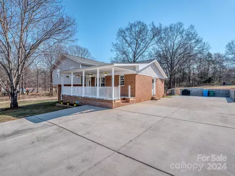 Exterior - 706 Red Cedar Ln, Monroe, NC 28110 photo 2 of 7