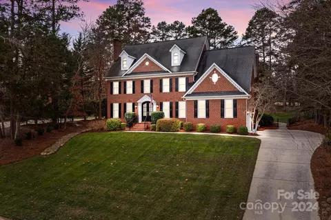 18610 River Falls Dr, Davidson, NC 28036
