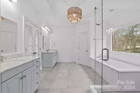 Bath - 18610 River Falls Dr, Davidson, NC 28036 photo 2 of 4