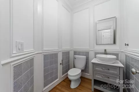 Bath - 18610 River Falls Dr, Davidson, NC 28036 photo 1 of 4