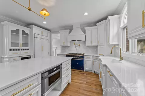 Kitchen - 18610 River Falls Dr, Davidson, NC 28036 photo 3 of 6