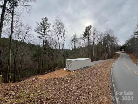 678 Forest Lake Heights Dr, Nebo, NC 28761