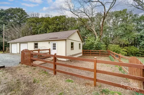 Exterior - 3211 Baucom Manor Rd, Monroe, NC 28110 photo 15 of 16