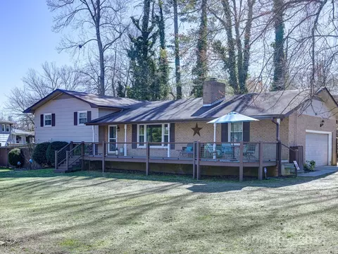 104 Lyndon Ln, Hendersonville, NC 28792