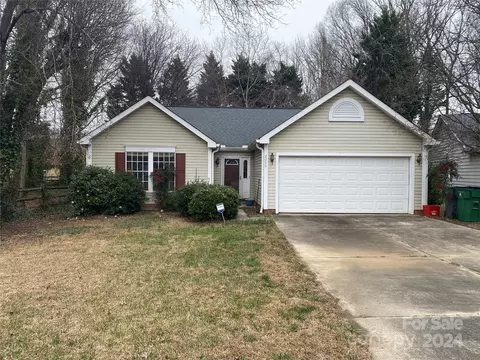 2006 David Earl Dr, Charlotte, NC 28213