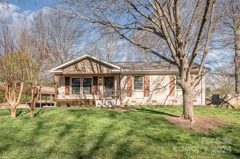 7101 Woodstream Dr, Charlotte, NC 28210