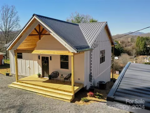 Exterior - 87 Oak St, Clyde, NC 28721 photo 4 of 14