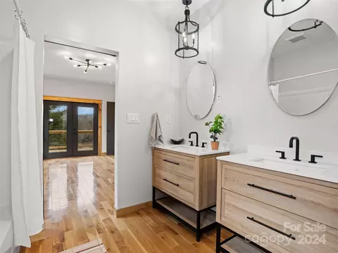 Bath - 87 Oak St, Clyde, NC 28721 photo 2 of 6