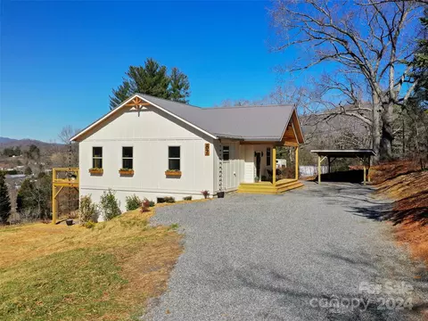 87 Oak St, Clyde, NC 28721