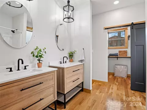 Bath - 87 Oak St, Clyde, NC 28721 photo 3 of 6