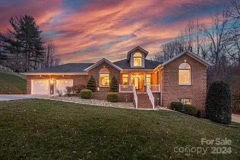 501 Golfview Ct, Lenoir, NC 28645