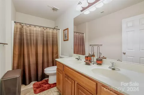 Bath - 3661 Travertine Dr, Lancaster, SC 29720 photo 2 of 5