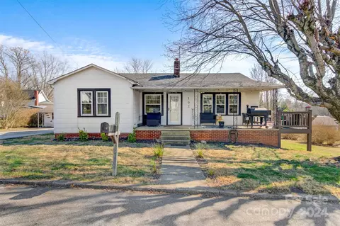 102 Randolph St, Morganton, NC 28655