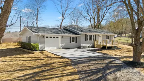18 Hydrangea Dr, Leicester, NC 28748