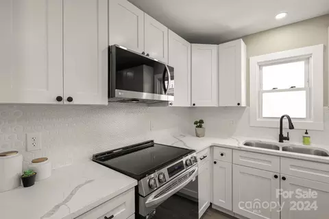 Kitchen - 18 Hydrangea Dr, Leicester, NC 28748 photo 3 of 4