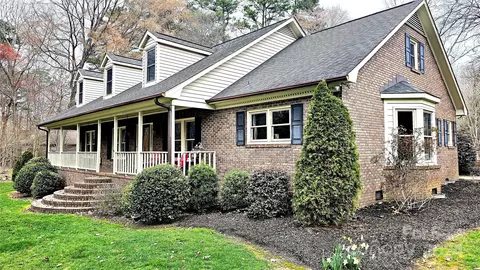 1714 Chestnut Ln, Matthews, NC 28104