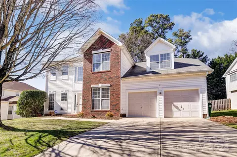 9915 Sandman Ln, Charlotte, NC 28216