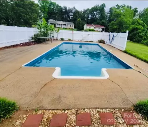 126 Wright Cir, Cherryville, NC 28021 photo 2