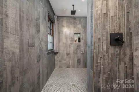 Bath - 112 Glenwalden Ln, Tryon, NC 28782 photo 2 of 4