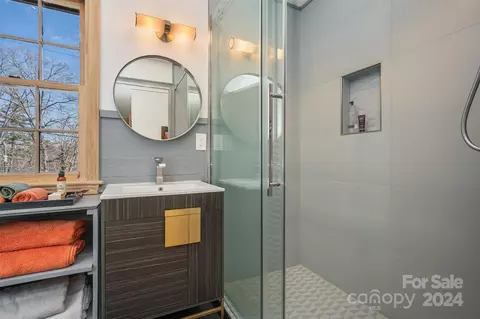 Bath - 112 Glenwalden Ln, Tryon, NC 28782 photo 3 of 4