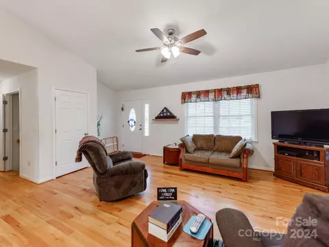 Living - 2613 Genes Loop, Morganton, NC 28655 photo 3 of 8