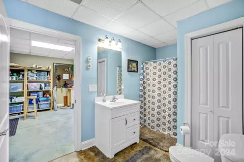 Bath - 6316 Dwayne Starnes Dr, Hickory, NC 28602 photo 4 of 4