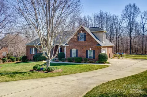 Exterior - 6316 Dwayne Starnes Dr, Hickory, NC 28602 photo 2 of 7