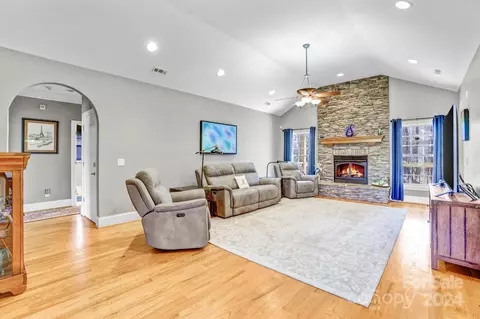 Living - 6316 Dwayne Starnes Dr, Hickory, NC 28602 photo 1 of 5