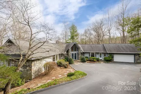 321 Winding Meadows Dr, Flat Rock, NC 28731