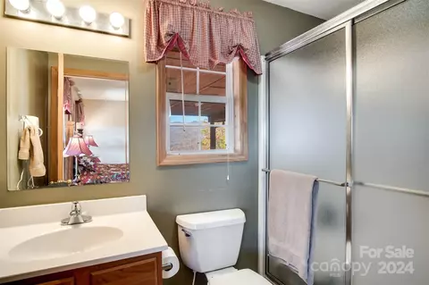 Bath - 670 Tahlfield Rd, Sylva, NC 28779 photo 2 of 3