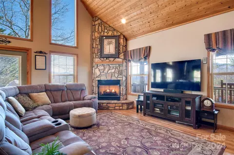 Living - 670 Tahlfield Rd, Sylva, NC 28779 photo 2 of 4