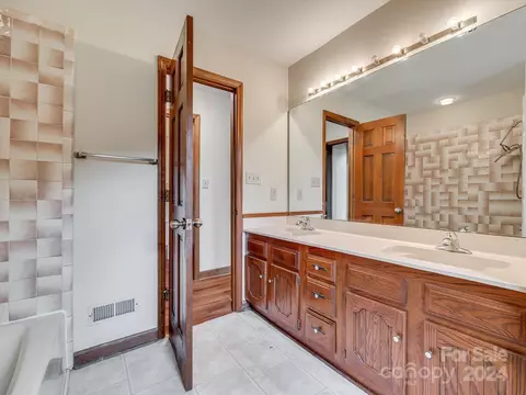 Bath - 937 Saddle Ridge Rd, Fort Mill, SC 29708 photo 1 of 4