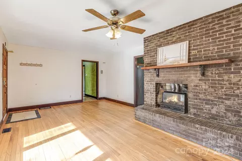 Living - 29 Amber Ln, Clyde, NC 28721 photo 2 of 3