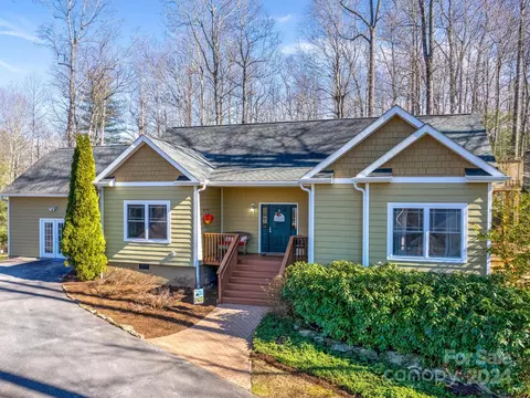 1505 Summit Springs Dr, Flat Rock, NC 28731