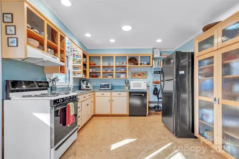 Kitchen - 122 Vernon Dr, Davidson, NC 28036 photo 2 of 3