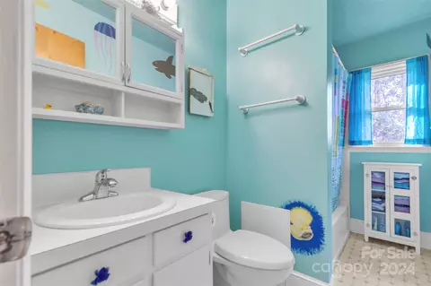 Bath - 122 Vernon Dr, Davidson, NC 28036 photo 1 of 2