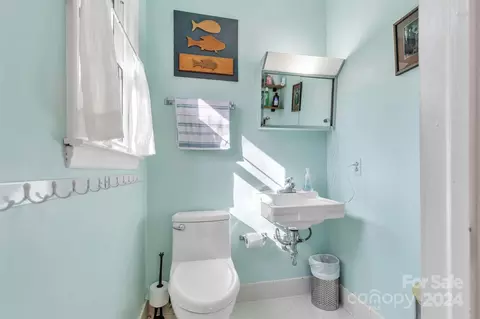 Bath - 122 Vernon Dr, Davidson, NC 28036 photo 2 of 2