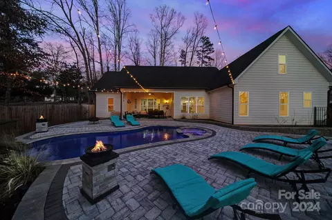 1409 Breezewood Dr, Charlotte, NC 28262