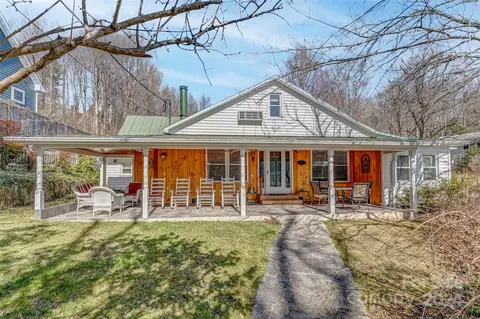 38 Poplar St, Saluda, NC 28773