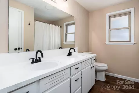 Bath - 1187 Pecan St, Conover, NC 28613 photo 1 of 1