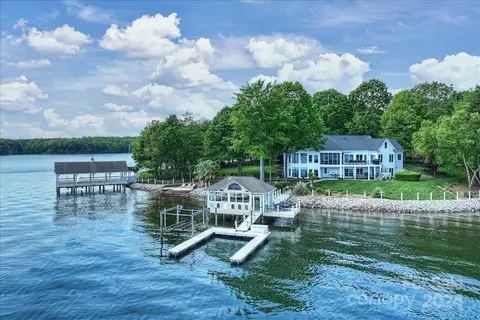 2820 Camden Pointe Dr, Sherrills Ford, NC 28673