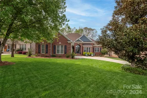 2433 Shiny Leaf Dr, Denver, NC 28037