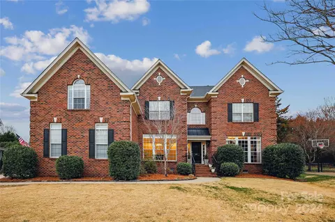 611 Carver Pond Ln, Waxhaw, NC 28173